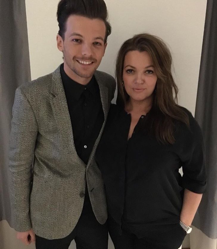choosezaynbr's tweet photo. Louis irá fazer uma performance no The X Factor amanhã, como tributo a Johannah, sua mãe! 😩💖🌹  #StayStrongTomlinsonFamily https://t.co/G2MfhGtvys