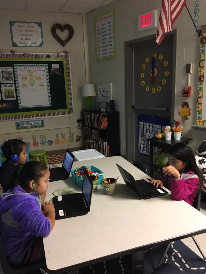 RCSWolvesPLN's tweet image. 1st grade Ss at #WestCentralElementary love #HourOfCode @RomeCitySchools #RCSHOurofCode #RCSWolvesPLN #TeachRCS