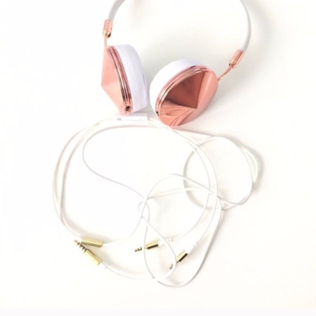 Music to your ears and a treat for the eyes.

🔎: rose gold #headphones on Vinted