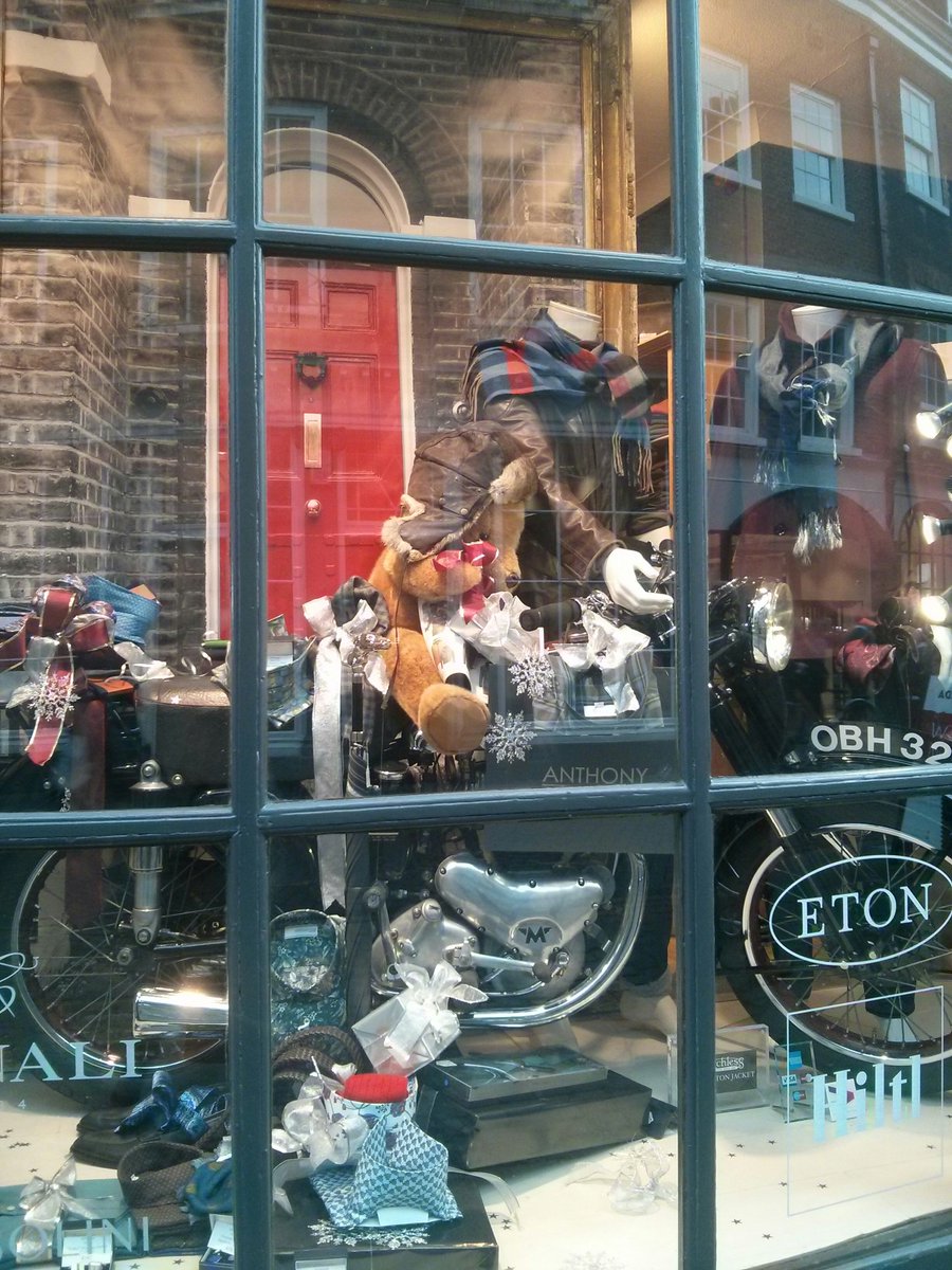 LoveCambridge_'s tweet photo. We really like @AnthonyMenswear 's Christmas window display! Check it out on Trinity Street! #LovingCambridge https://t.co/sd60FTdmno