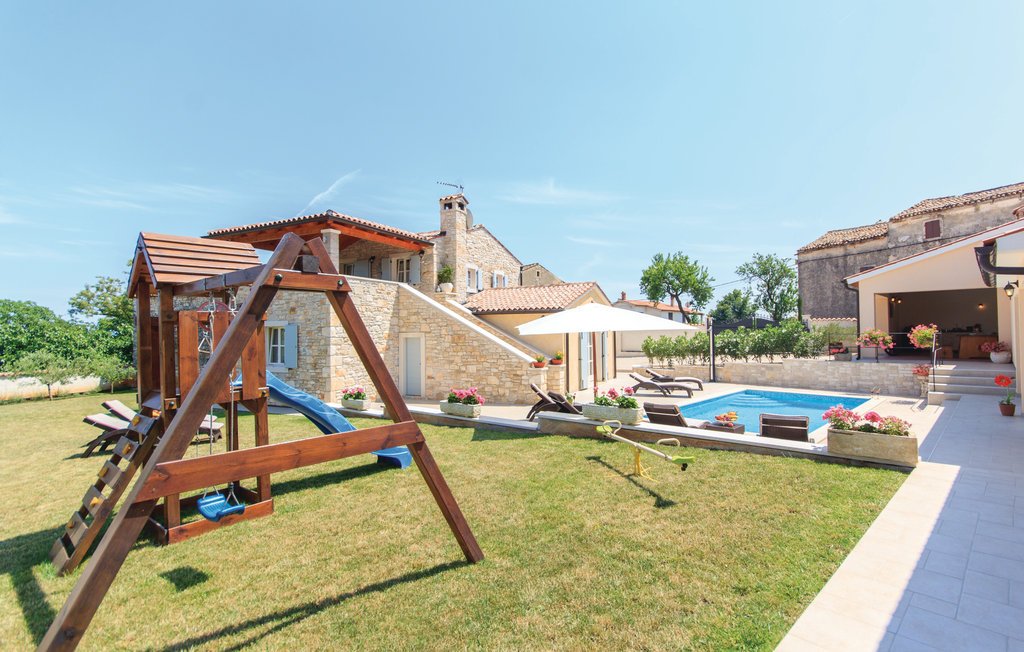 Perfect voor een vakantie met kinderen! #Kroatië #zwembad ow.ly/znbs306CldT