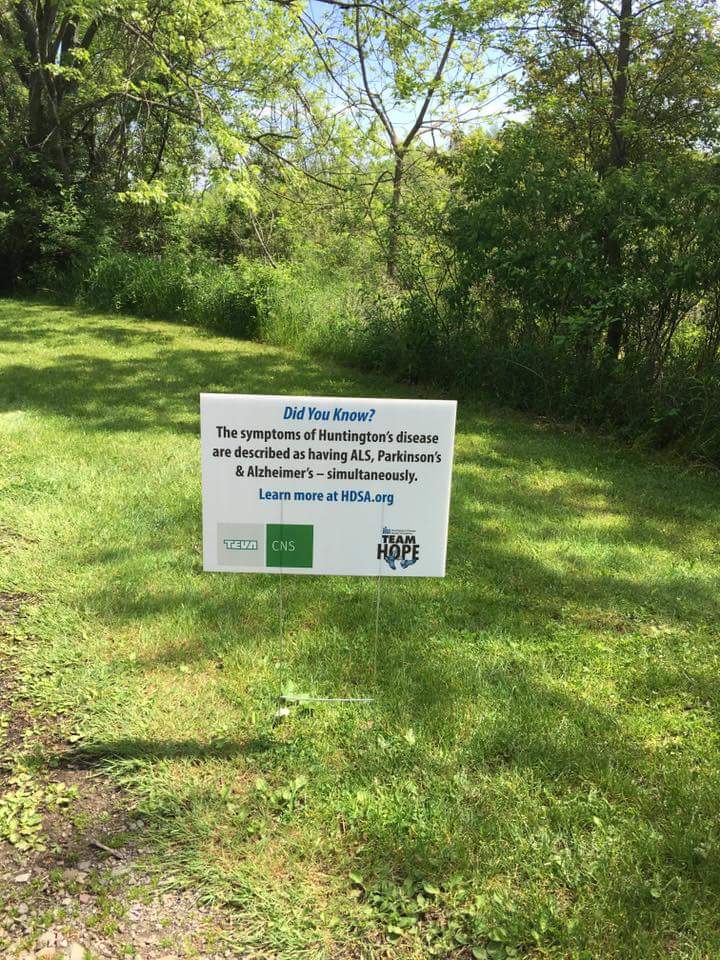 anns_5k's tweet image. One of the fact signs that are spread out on the race route #HD #curehuntingtons