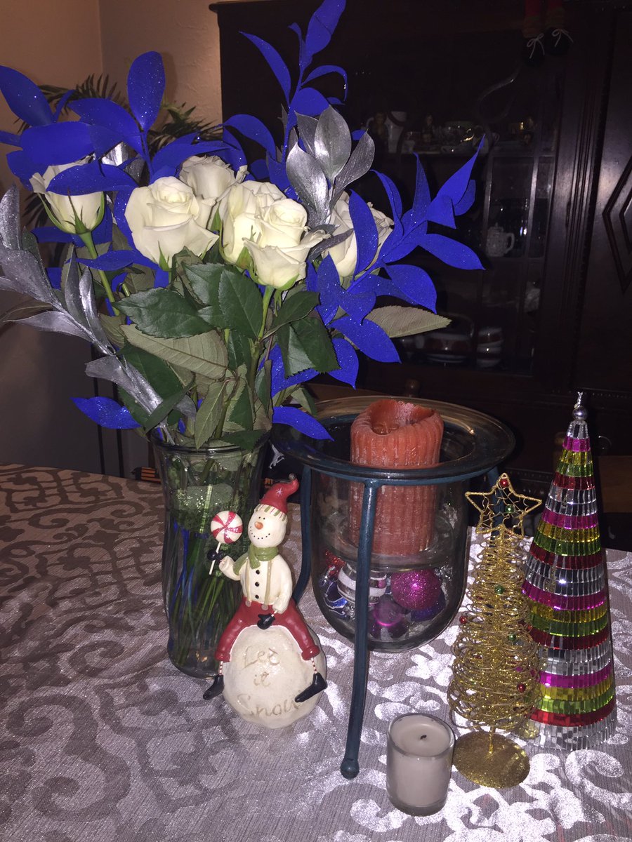 kristak530's tweet image. Love holiday decorations and flowers! 😊🌲☃️🎅🏼 #myhubsisgood #basketballseasonflowers #everyear
