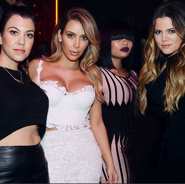 blogopscontei's tweet photo. E as Kardashians não querendo que a cunhada, Blac Chyna use o sobrenome da família pra não denegrir o nome? 😂😂😂 Essa família tem cada treta! https://t.co/ISnTy3o851