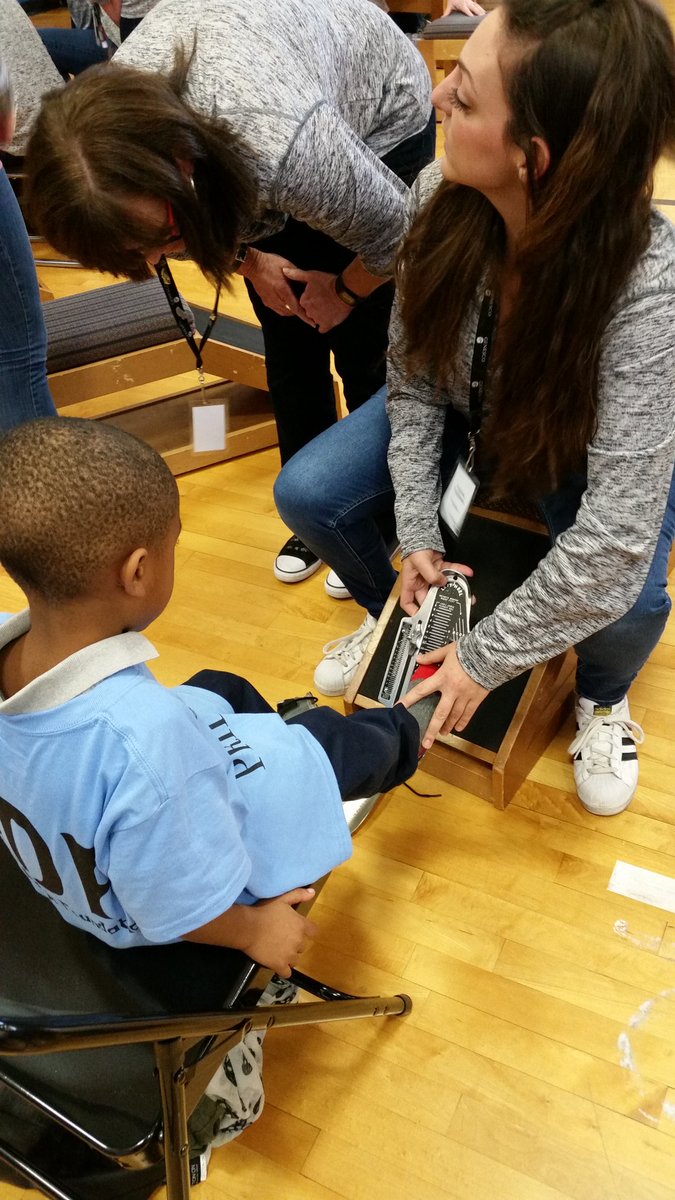 MNPSSouthwest's tweet photo. 100's of Geneseo volunteers read stories, give hats, socks, Converse shoes to 500 students @ParkAvenueEOS #MNPS Cold Feet Warm Shoes https://t.co/h78hcMsjxI