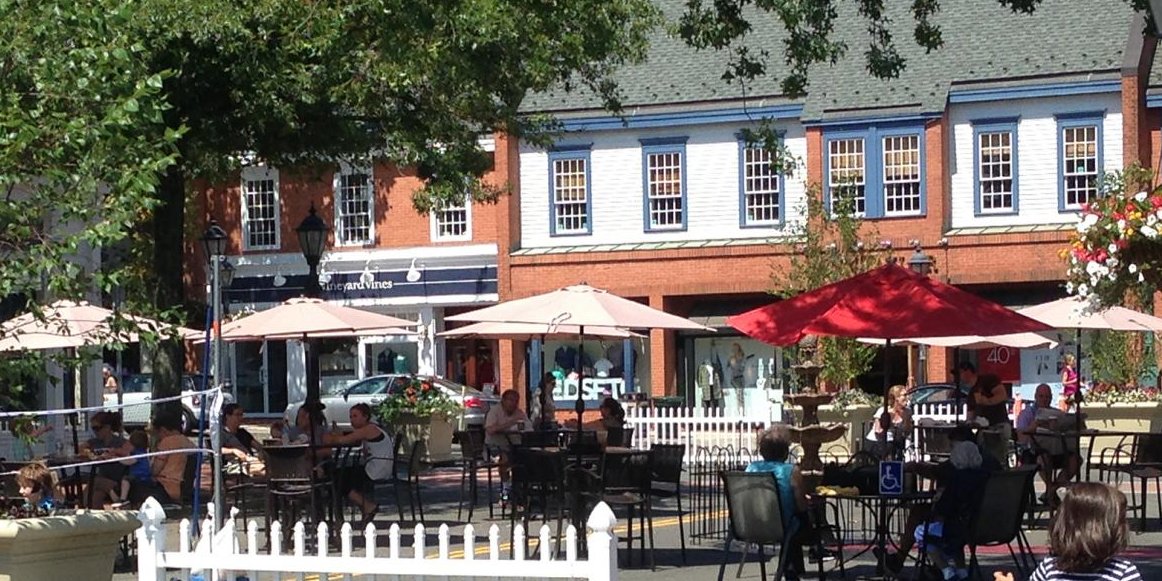 Take a stroll this holiday season through Connecticut's many charming, walkable town centers: bit.ly/2gJeFN5 #CTvisit