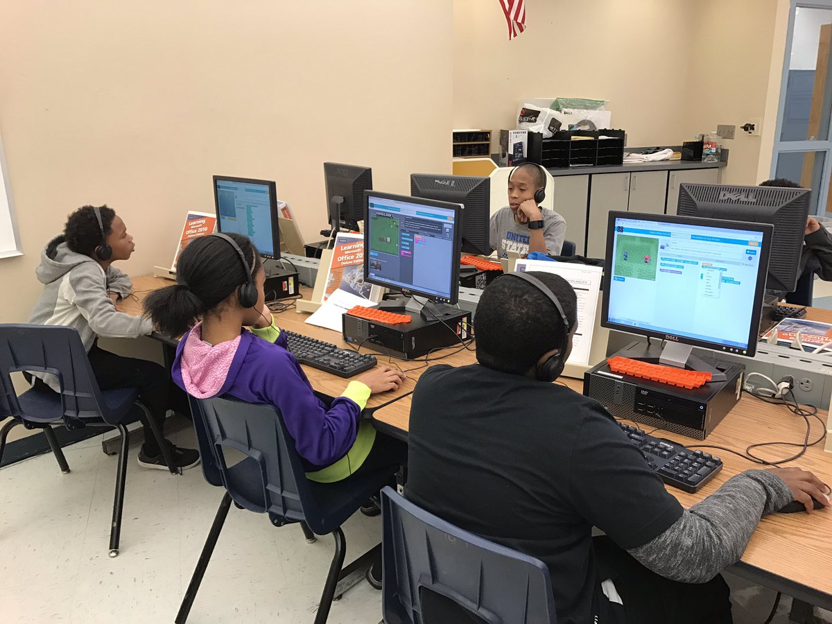 twatsontech's tweet photo. 6th grade students participating in #HourofCode at Grandview Middle School! #gvrox https://t.co/ZvvBQyTdQg