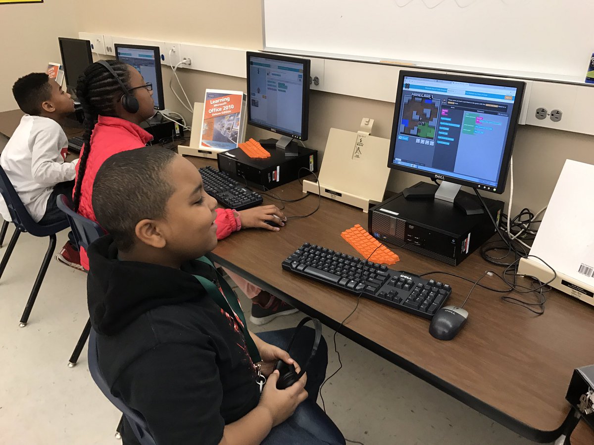 twatsontech's tweet photo. 6th grade students participating in #HourofCode at Grandview Middle School! #gvrox https://t.co/ZvvBQyTdQg