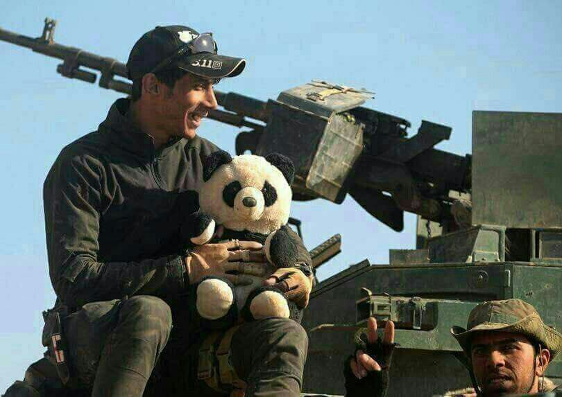 مقاتل عراقي بطل يحمل دمية أبنته خلال عملية انتشار في غربي 
الموصل كتذكار منها في
حال عدم عودته من المعركة 🐼💙
#شايل_باندا 💕