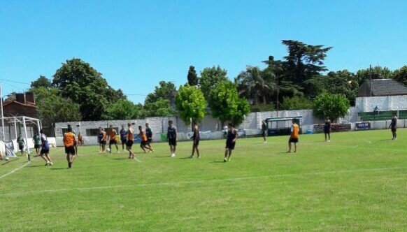 ItuzaingoPrensa's tweet photo. El equipo de Walter Fiori realizó fútbol tenis y la clásica práctica para trabajar el partido que viene https://t.co/GZF1D5S4pZ