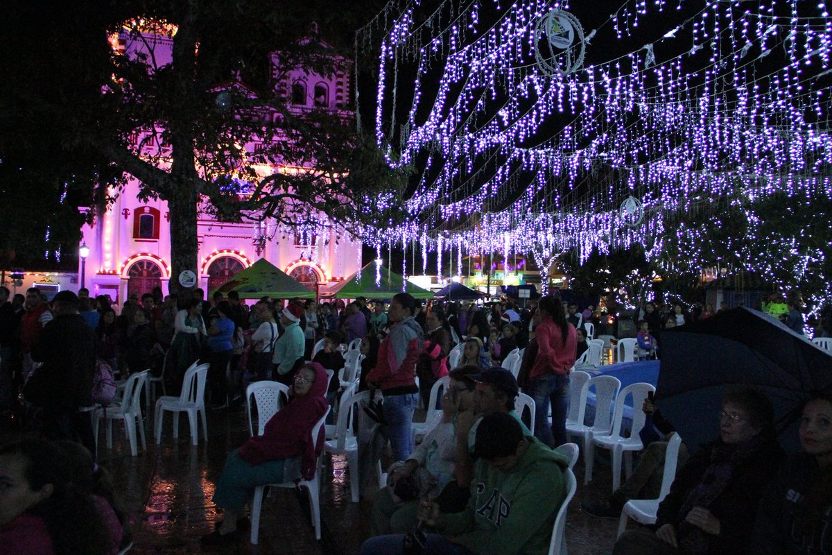 Ramguiflex's tweet photo. Visite Guatapé y contágiese de alegría esta Navidad @Ramguiflex aporta las luces de este hermoso municipio. Brilla el amor en #Navidad2016 https://t.co/fQBCBx23PZ