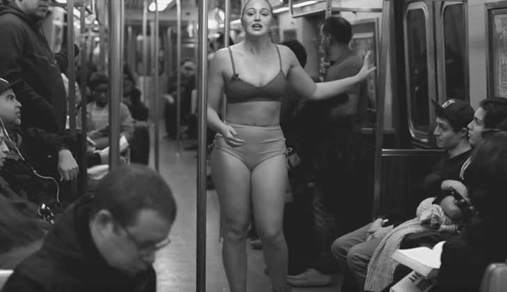 BlurMag's tweet photo. [VIDEO] #IskraLawrence se desnudó para concientizar sobre aceptación del cuerpo https://t.co/OenM8pGjDV #everyBODYisbeautiful https://t.co/X49o25ah4h