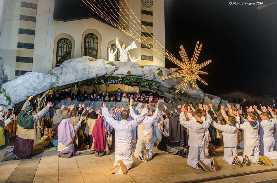 Medjugorje_ES's tweet photo. Representación del Pesebre viviente en Medjugorje por los chicos del cenáculo. https://t.co/gLAuBJHUWi