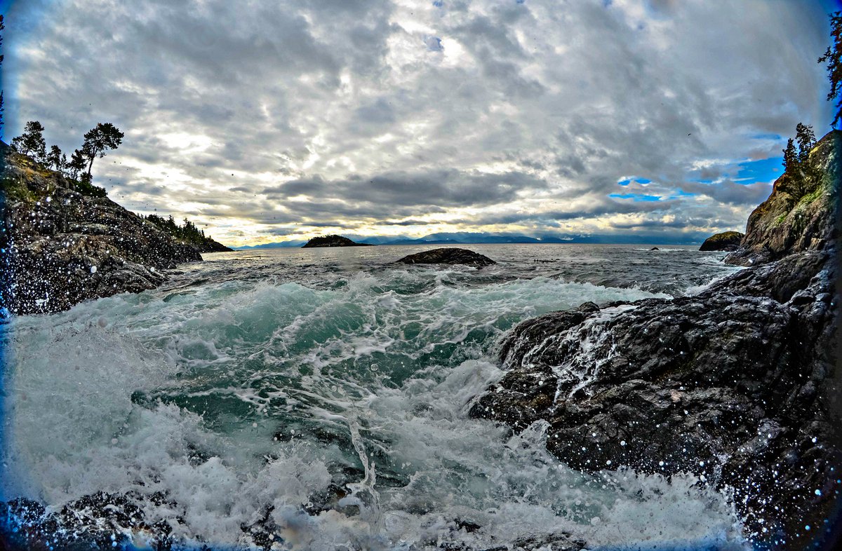 tailsandwings's tweet photo. It's Friday... time to play in the waves!  #yyj #victoriabc #exploreBC #helloBC #westcoastbestcoast #tourismvictoria #photography #sooke https://t.co/mPz4xTkKKo