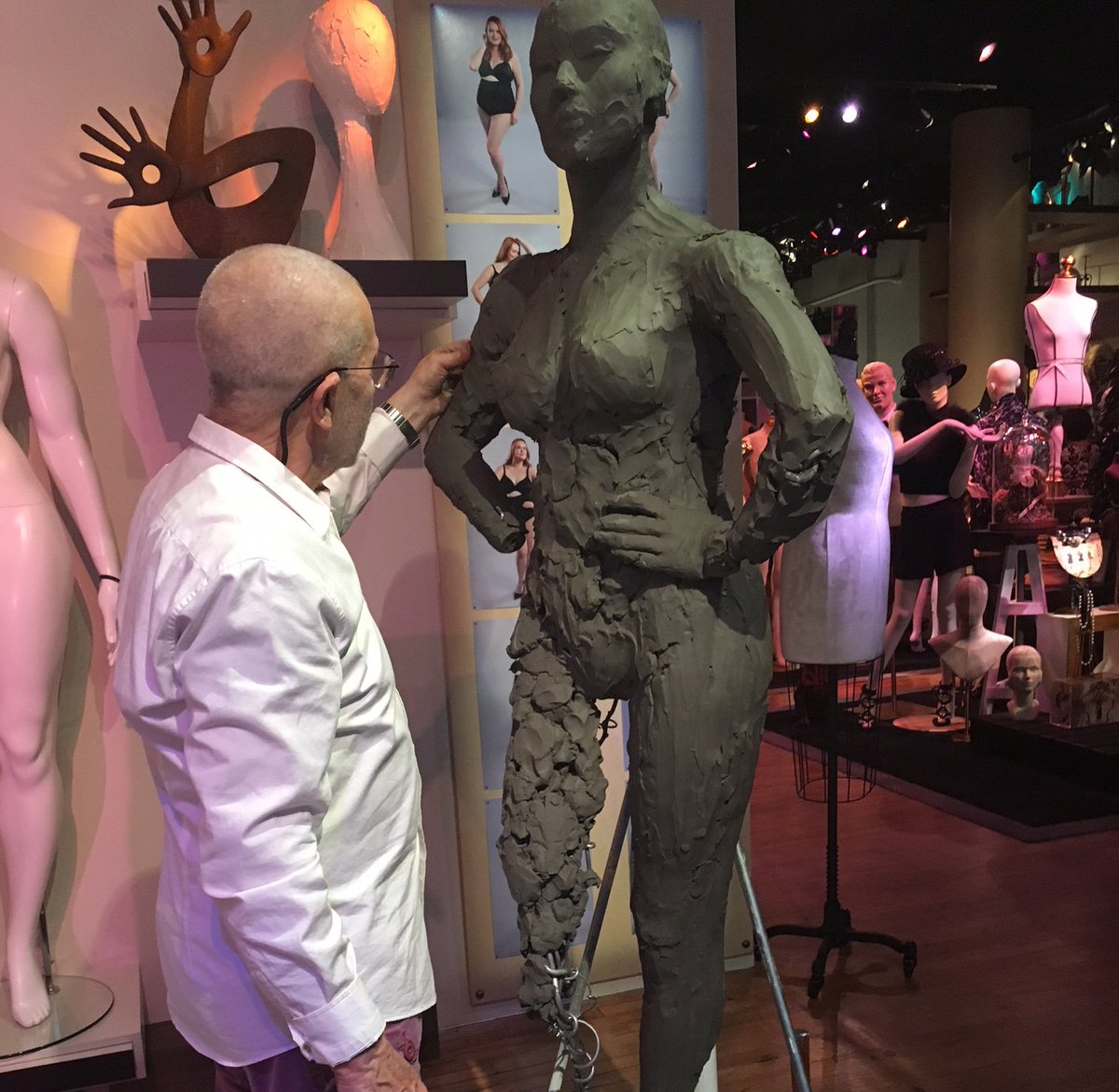 RDCollective's tweet photo. On-site sculptor Michael Katok at Bernstein Display. Continuous full-day event running Wed-Fri #shopmarketweek #RDC https://t.co/qcaoIYcWR5