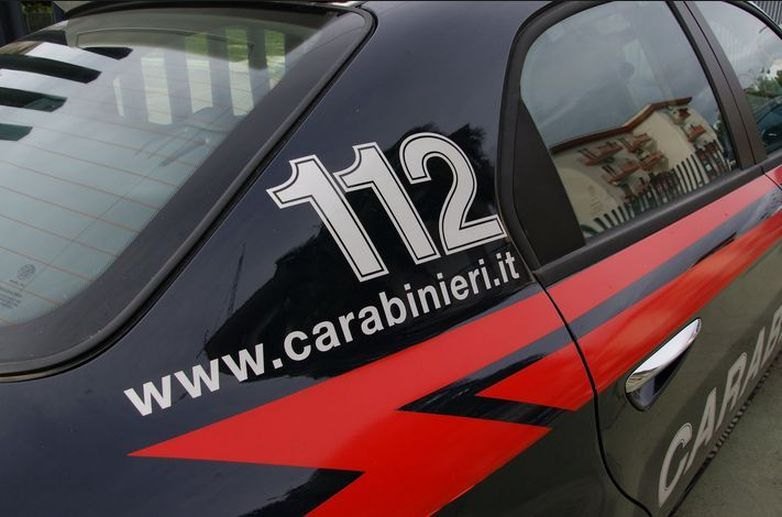 radiosarajevo's tweet photo. Glumili mušterije: Uhapšen par iz BiH nakon krađe prstena vrijednog 9.000 eura > https://t.co/8gEKCzgjph #Italia #LuragodErba https://t.co/7rVpZ1eE8K