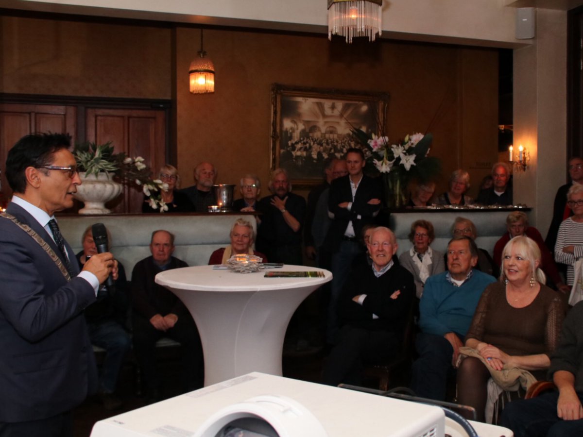 Bij presentatie fotoboek Heerenveen-Oranjewoud waardering uitgesproken voor Werkgroep Oud-Heerenveen en uitgever Simon van der Let <a href="/VDLPnl/">Van der Let & Partners</a>