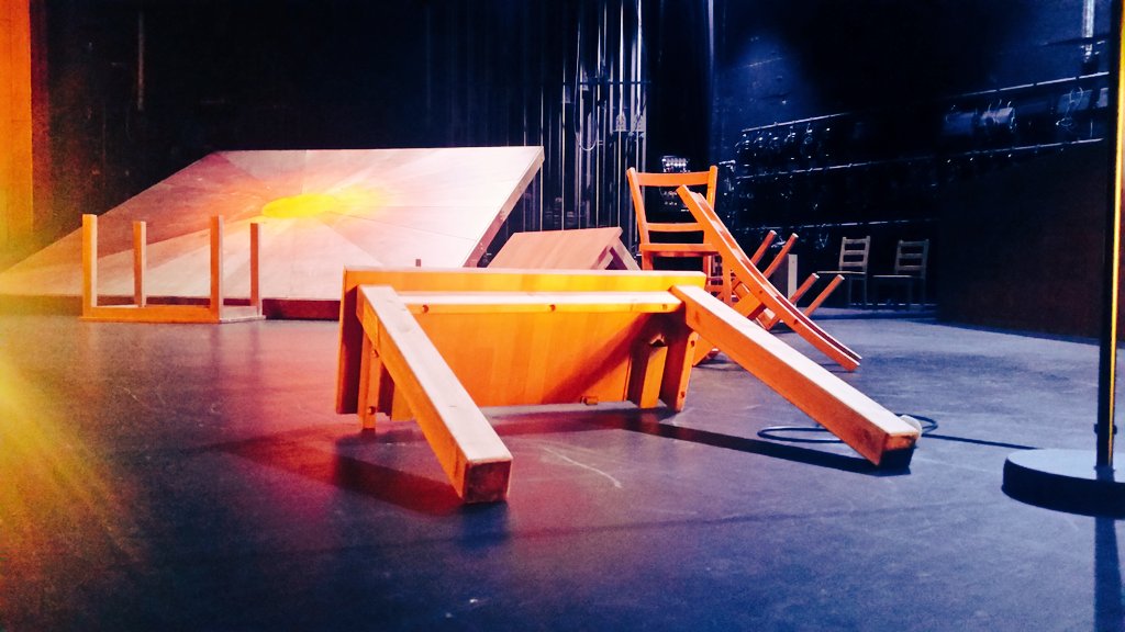 "Tentatives d'approches d'un point de suspension" de #YoannBourgeois. A voir demain encore à l'Octogone de Pully. 
La poésie en apesanteur.