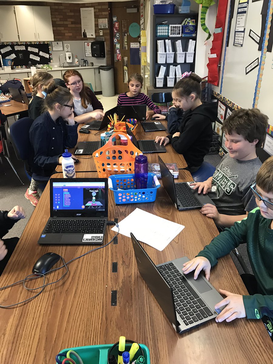 HawkCV108's tweet photo. CV 4 #HourofCode #edinaschools This is awesome! https://t.co/zAUZsnzMtR