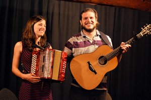 TraitCarr's tweet image. Marie-Desneiges Hamel accordéon et Simon-Charles Cyr guitare et violon #Noël salle Pierre-Garon dimanche 14h @villequebec @premiereovation