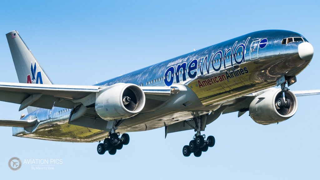 Aviation_Pics's tweet photo. Choose the right answer: American Airlines certainly (used to know/knows) how to paint an aircraft! #avgeek #avpix https://t.co/yt8bTWw1Bq
