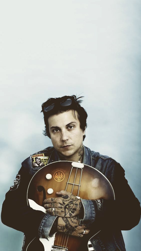 mcrlockscreen's tweet image. ⌇ Frank Iero
⌇ Color | B&amp;amp;W
⌇ RT if you save