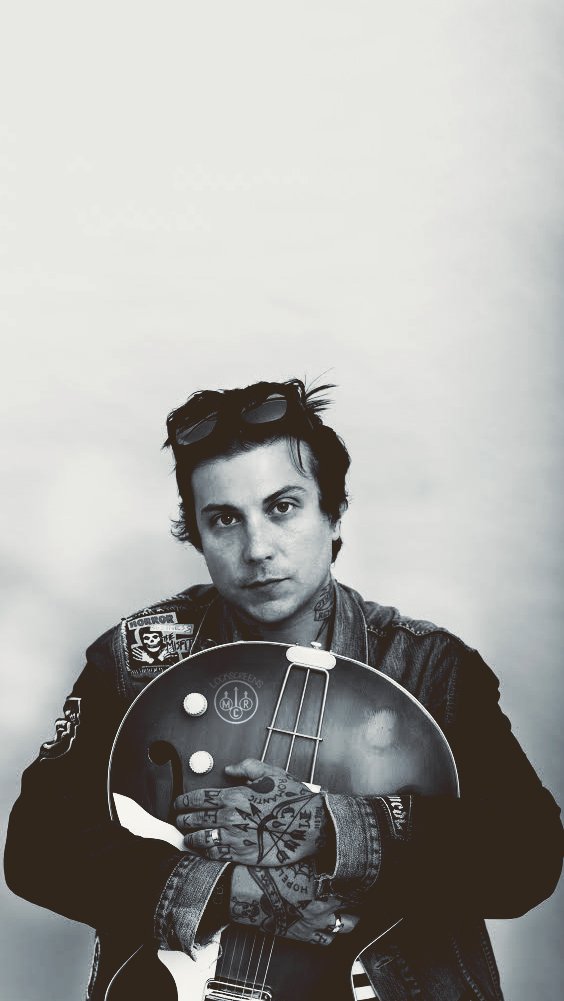 mcrlockscreen's tweet image. ⌇ Frank Iero
⌇ Color | B&amp;amp;W
⌇ RT if you save