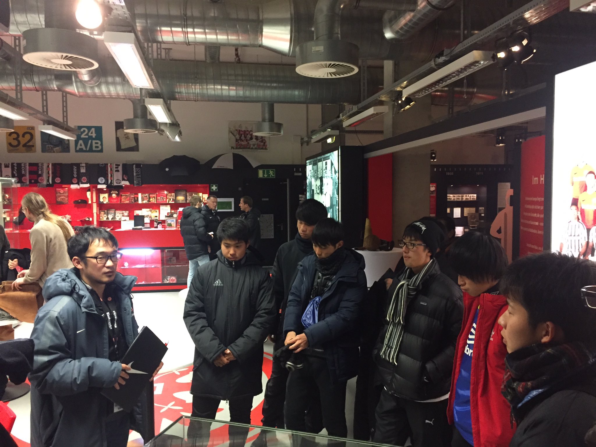 近江 孝行 Taka Omi サッカーの仕事 試合当日の特別スタジアムツアー さぁ2時間分後にはキックオフ フランクフルト スタジアムツアー T Co Cpick3icji Twitter