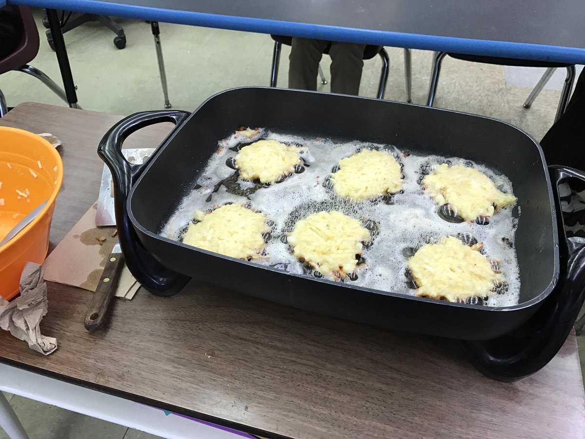 ataylor_24's tweet photo. @StuartAcademyKY learning about Hanukkah and making Latkas https://t.co/JyS2A1efz3
