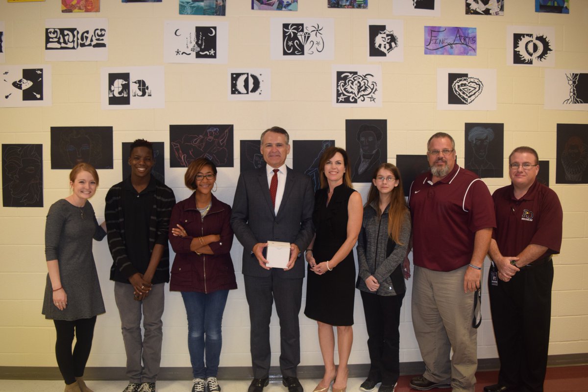 redoakisd's tweet photo. Congrats to #ROHS #Art students who were chosen by #TexasStateRep,John Wray,to design an ornament for the State Capitol's #ChristmasTree! https://t.co/Lhi0kpVLeN