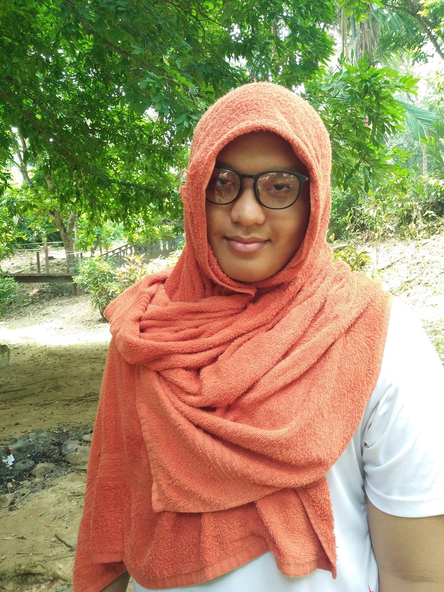 farise_00's tweet photo. Walaupun jarang pegi surau tapi aurat ttp terpelihara #madpp https://t.co/JHjOAvMg2C