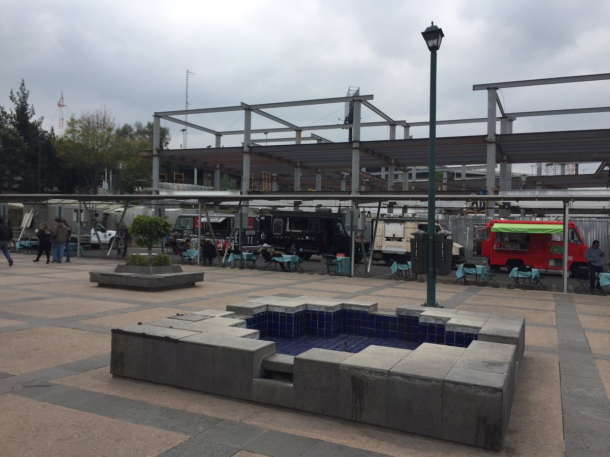 Listos para recibirlos en la explanada de la @delegacionMH #ExpoEmprendedores2016    Vente a comer con nosotros!!!