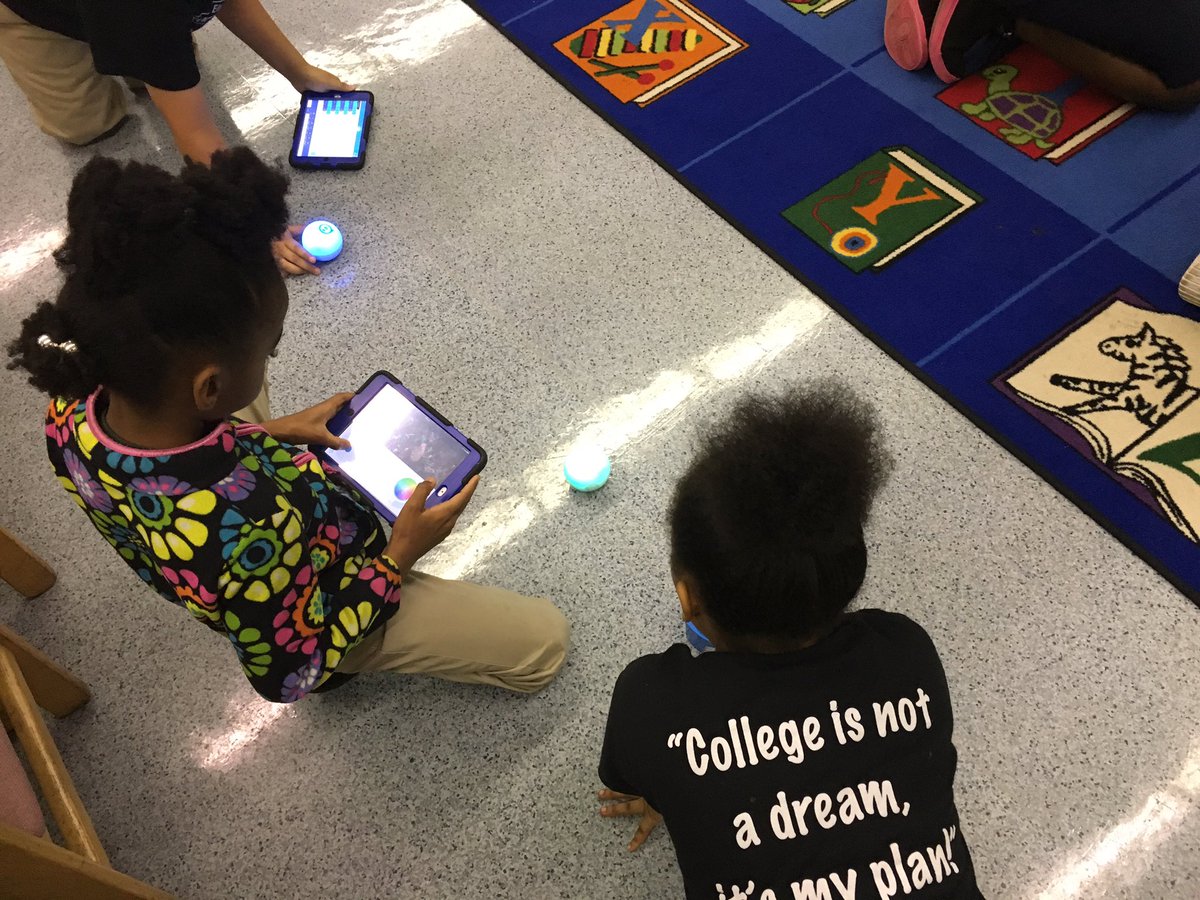 lisaseymour1's tweet image. @Alexiskaren &amp;amp; @MrsKPalacios 3rd gr Ss doing #HourOfCode in @STESMedia w/ @Sphero &amp;amp; #LightningLab @SpheroEdu @STESPrincipal @adigitallearner