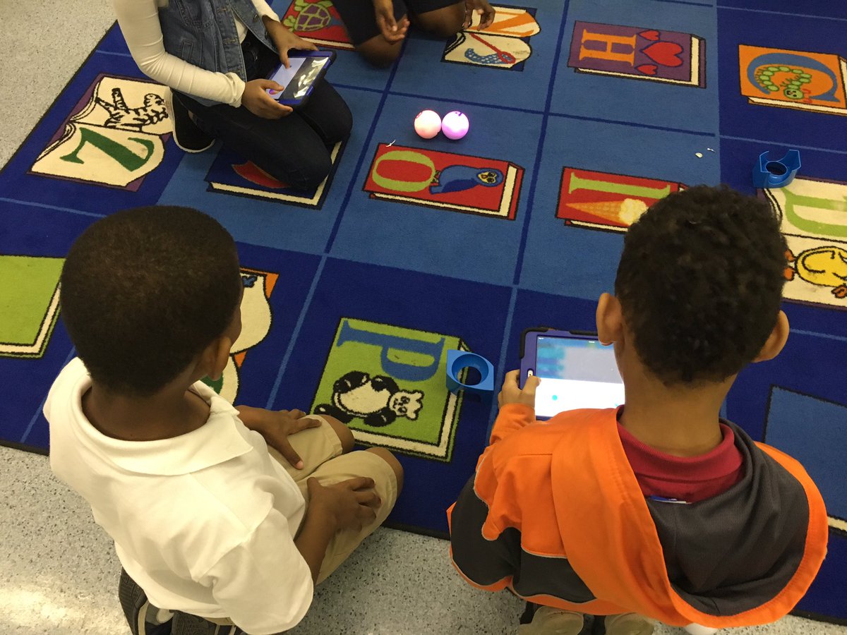 lisaseymour1's tweet image. @Alexiskaren &amp;amp; @MrsKPalacios 3rd gr Ss doing #HourOfCode in @STESMedia w/ @Sphero &amp;amp; #LightningLab @SpheroEdu @STESPrincipal @adigitallearner