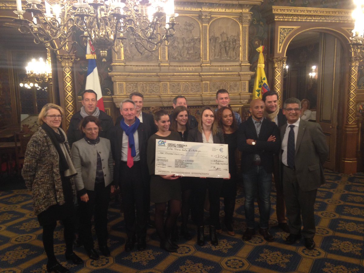 BalmontG's tweet photo. Remise de chèque du FJO en présence de @FMontillot @BeaOdunlami et S Sankhon pr 3 jeunes en partance pr le Vietnam 
@GroupeColas partenaire https://t.co/1vBXkX8VFq