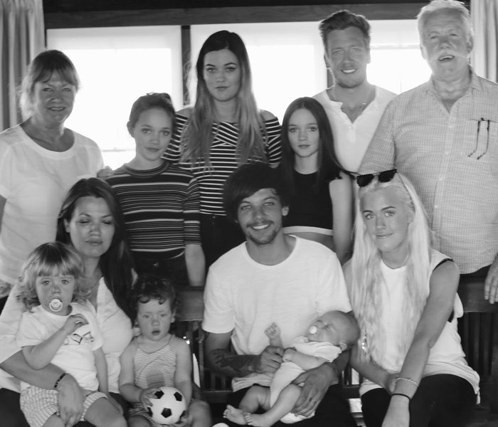 rainbowlarry_x's tweet photo. My thoughts are with @Louis_Tomlinson &amp; his family. Jay was an angel. I feel heartache. We all pray for her. Stay strong. #RIPJohannah https://t.co/HBCZVFrUd0