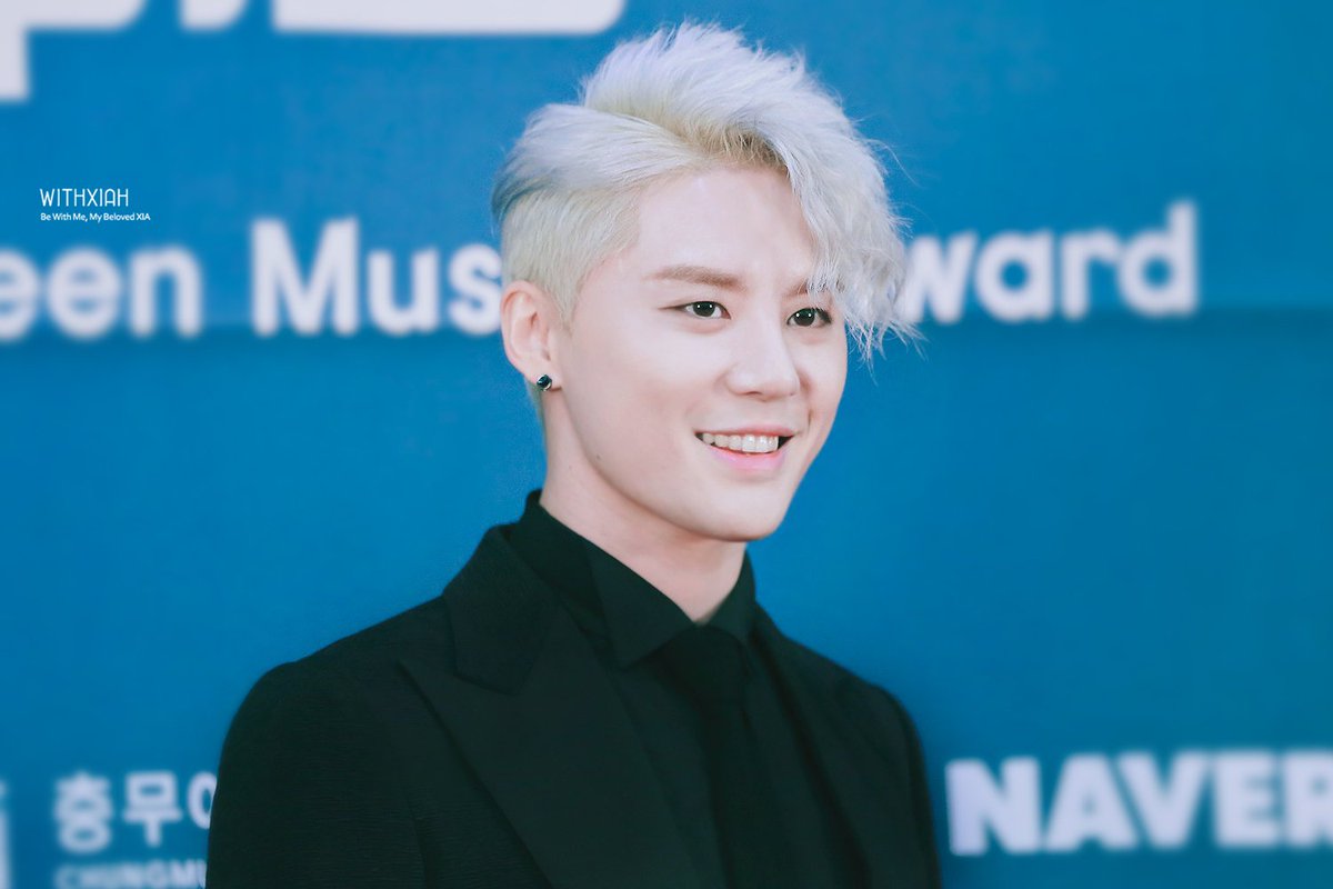 흰 꽃잎은 조명을 받아 어지러웠지
어두움과 어지러움 속에서 우리는 계속 웃었어
너는 정말 예쁘구나 내가 본 것 중에 가장 예쁘다

함께 웃는 너를 보면서 그런 생각을 하였는데

/황인찬,유독