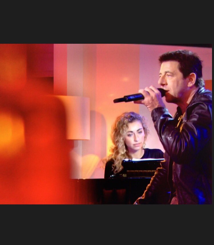 et hop! un petit live tout de suite sur le plateau de <a href="/cavousf5/">C à vous</a> avec @PatrickBruelOff #romanticmood merci à l'équipe pour l'accueil!