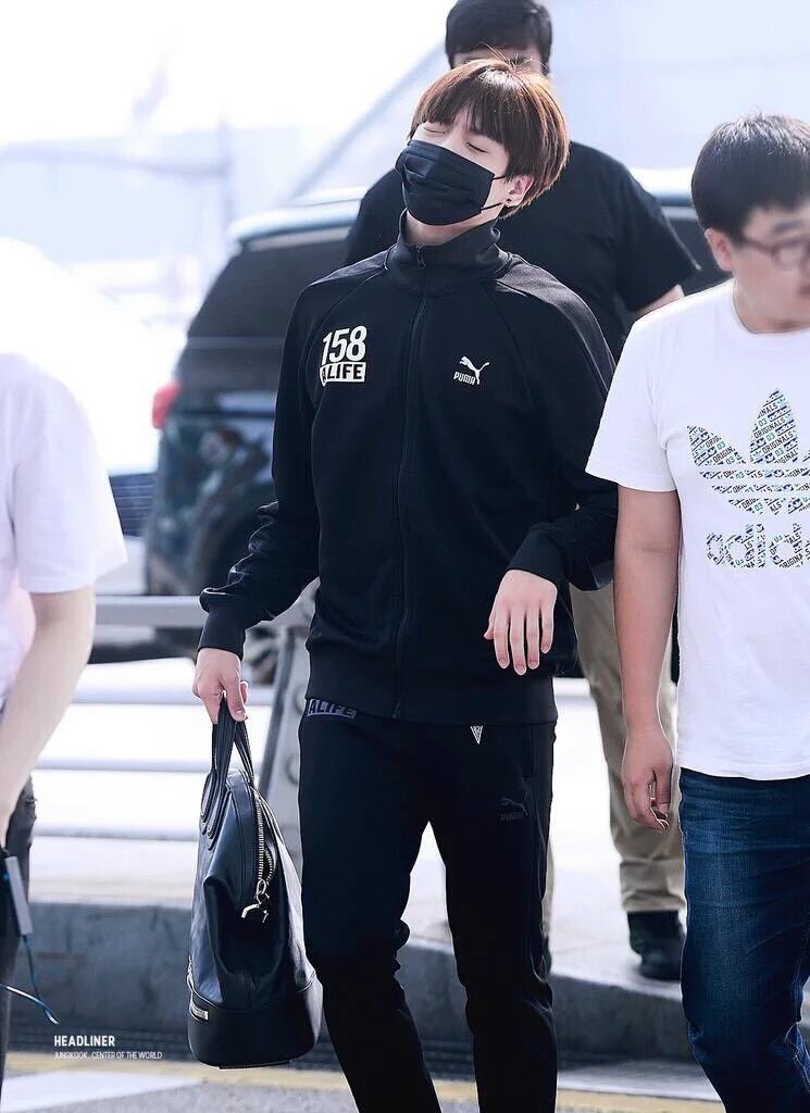 daisylyys's tweet photo. ชอบจองกุกสี่ลุคนี้มากๆเลยงือออ บั่บ ความแฟนความหุ่นดี ความใส่อะไรก็ดูดีไปหมดดดดด เขิน ㅠㅠ #jeondaily https://t.co/XDzX75X9H3