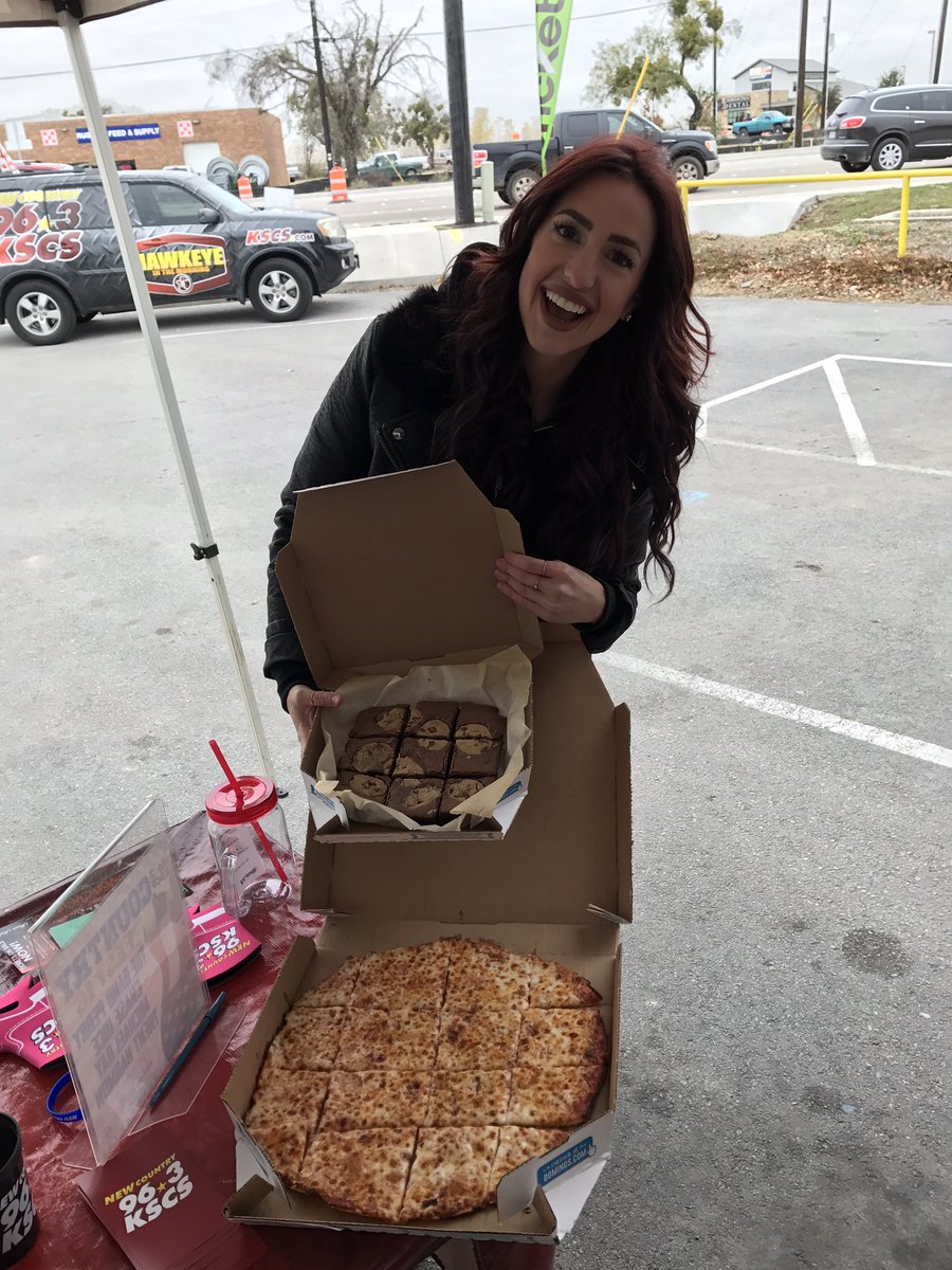 963kscs's tweet photo. S/O @dominos in Benbrook off hwy 377 for taking care of us in the cold! You guys are THE BOMB!! #countryfest2016 https://t.co/FvO93ffERm