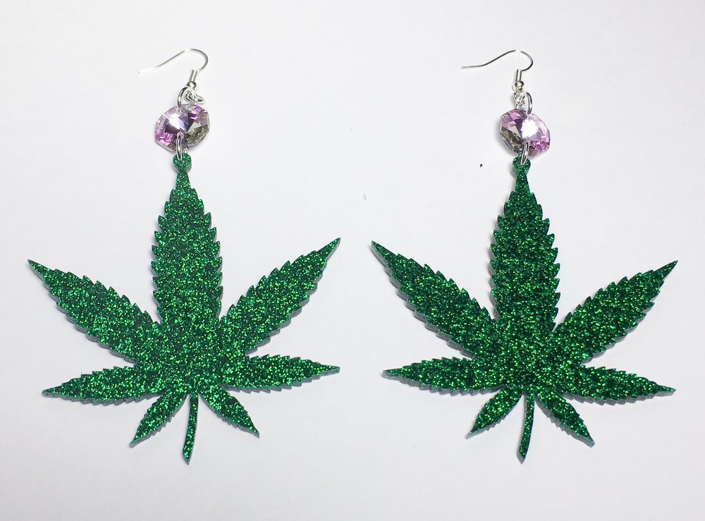 HIGH_TIMES_Mag's tweet photo. #NEW 11 Dank Gifts for the Fashionista Stoner Chick! https://t.co/BIPYy7t0ie  💋💨 https://t.co/ffx2ybX8c2