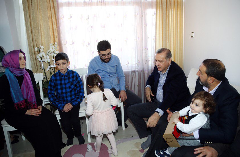 Cumhurbaşkanı Erdoğan, 15 Temmuz Şehitlerinin Ailelerini Ziyaret Etti tccb.gov.tr/haberler/410/6…