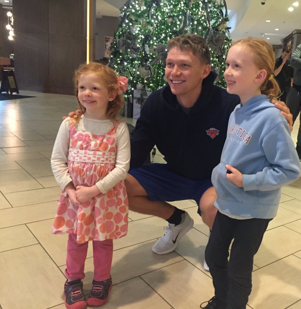 Say cheeeeese! @MKuzminskas makes some time for some young fans before shootaround. #Knicks https://t.co/Aej9RxdNh2