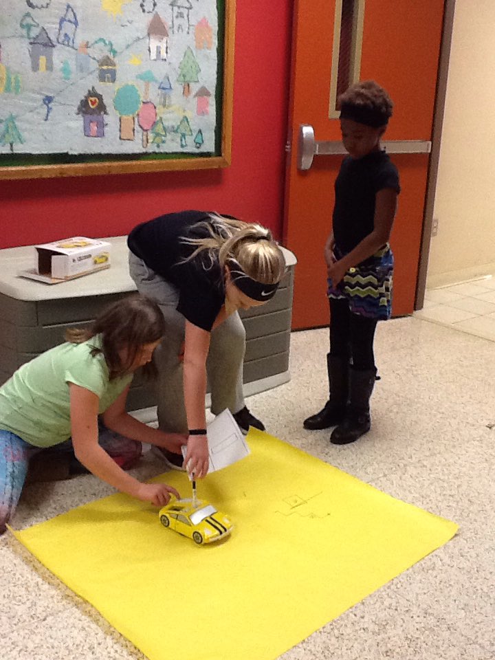 4BEgesdal's tweet image. @FCElementary #HourofCode #codeiowa @IowaSTEM @NC_Iowa_STEM we are coding