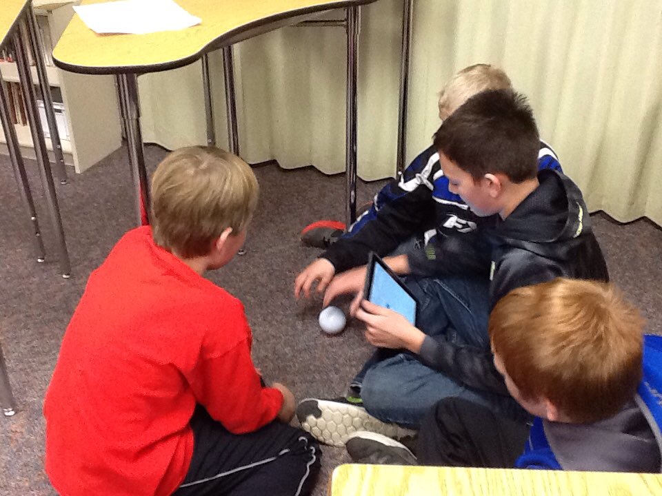 4BEgesdal's tweet image. @FCElementary #HourofCode #codeiowa @IowaSTEM @NC_Iowa_STEM we are coding