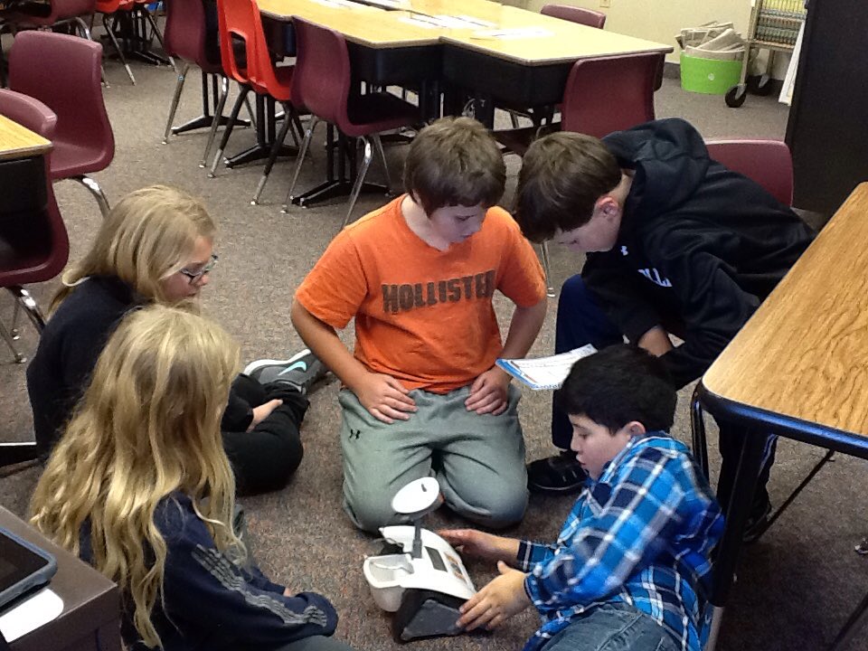 4BEgesdal's tweet image. @FCElementary #HourofCode #codeiowa @IowaSTEM @NC_Iowa_STEM we are coding