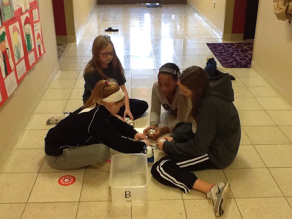 4BEgesdal's tweet image. @FCElementary #HourofCode #codeiowa @IowaSTEM @NC_Iowa_STEM we are coding