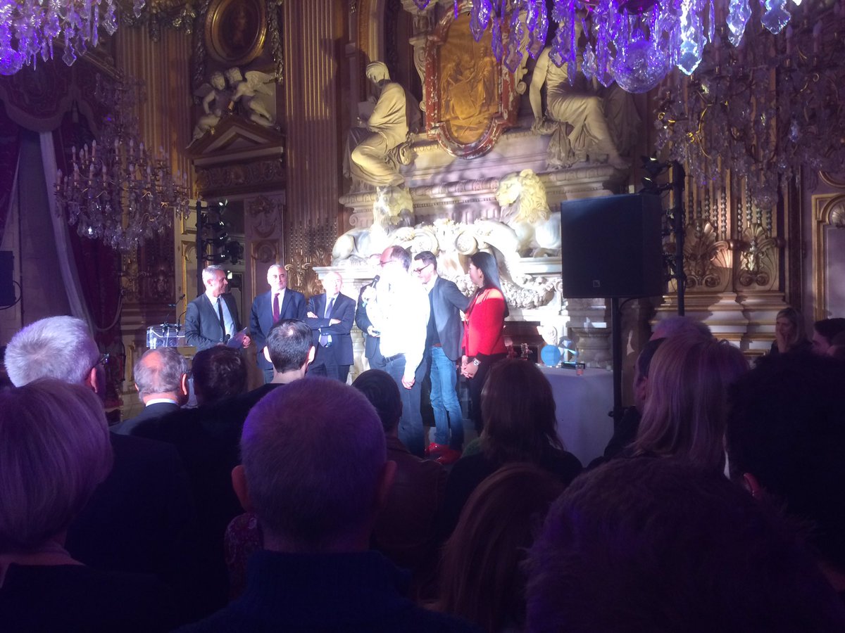 CNRS's tweet photo. L’œuvre #Platonium du @CNRS remporte le Trophée @Recylum des Lumières Durables 🙌 😊 ! Bravo aux artistes, chercheurs et partenaires #FDL2016🎆 https://t.co/L7NwvtAX63