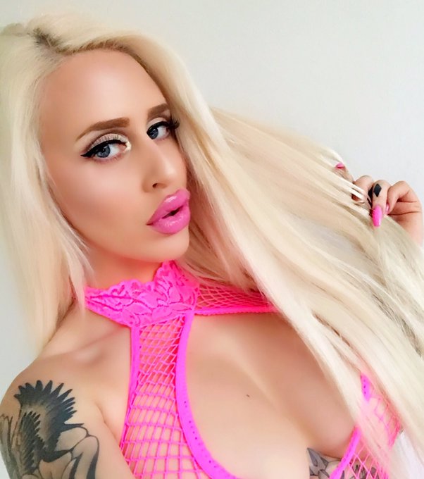 No underwear in fishnets ? https://t.co/fmvK1HYZnP