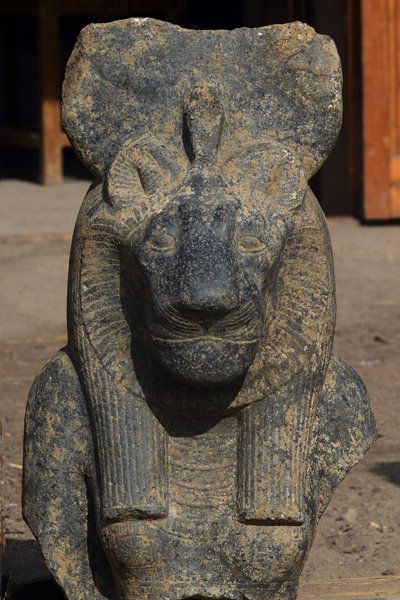 At Luxor, Egyptologists have unearthed statues depicting the lion-headed goddess Sekhmet

archaeology.org/news/5081-lion…